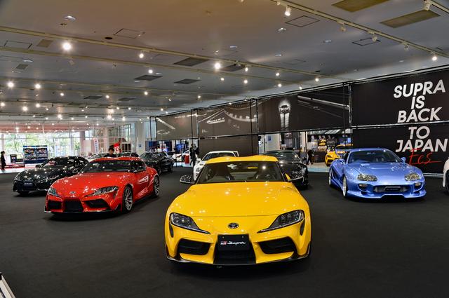 画像: 新型スープラや歴代スープラが会場内にズラリと展示されている。