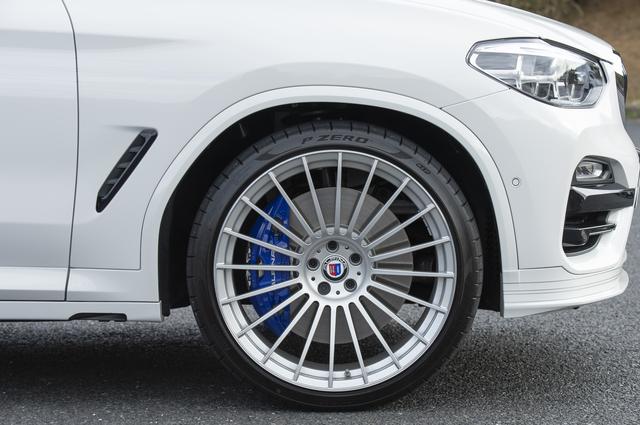 画像: 試乗車は、アルピナクラシック22インチホイール&タイヤセット(49万円)を装着する。