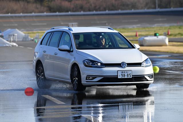 画像: ゴルフを使って80km/hからフルブレーキング。そこからレーンチェンジで危険回避する。ボディの姿勢変化の少なさに注目したい。