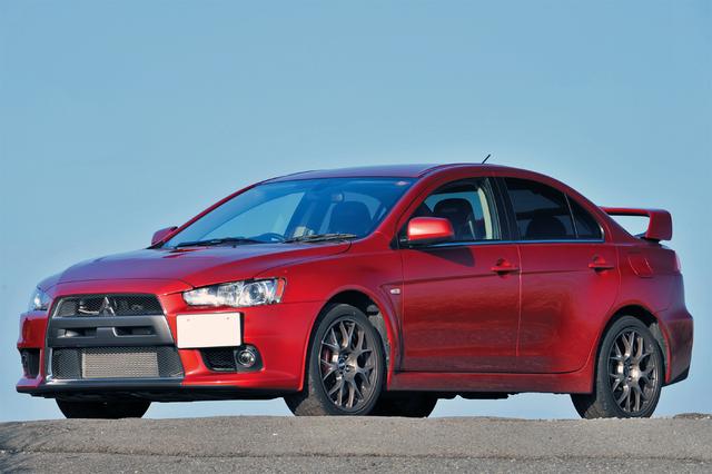 画像: 同時期のライバル、インプレッサWRX STI(GRB型)と比べても、サイズはひとまわり大きい。