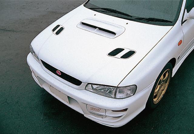 画像: WRX STiのアイコンとも言える大きなエアスクープ付きのボンネットはアルミ製とすることで軽量化を図った。