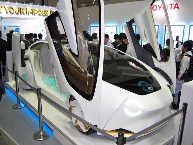 画像: トヨタの「CONCEPT-愛I」には大勢の人が魅入っていた。