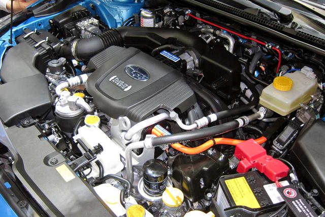 画像: スバル・クロストレックは人が多くて実車は撮れず。エンジンルームの写真でご勘弁を!