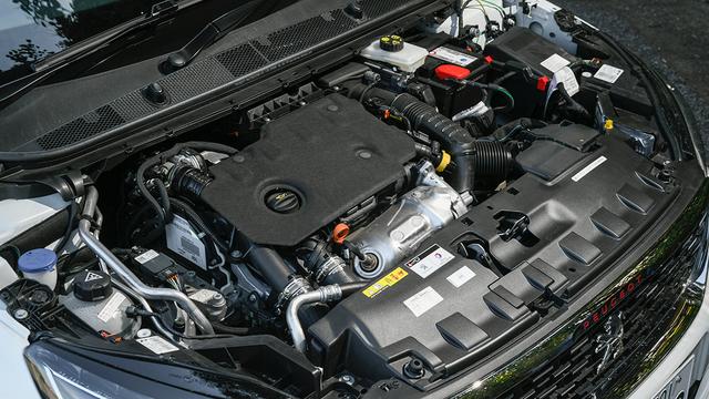 画像: 新ユニットの1.5Lディーゼルターボエンジン(最高出力130ps、最大トルク300Nm)。先代の1.6L版に比べて10psパワーアップ。