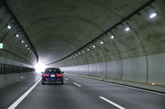 画像: トンネルや橋の上では停車せず、安全な場所まで移動しよう。