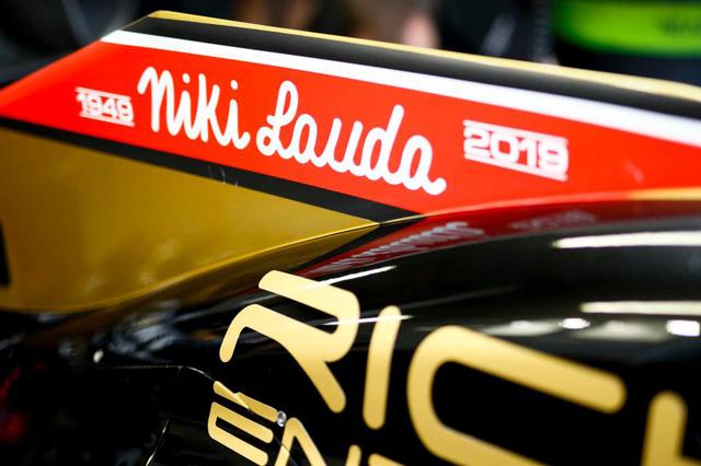 画像: リッチエナジー・ハースF1チームのマシンにも追悼のカラーリングが入る。