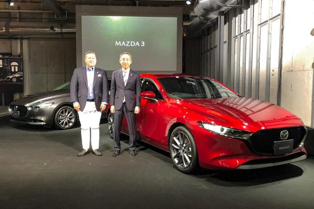 画像: マツダの福原和幸常務執行役員(右)と、別府耕太開発主査(左)。