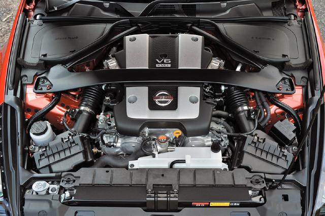 画像: 3.7LのV6自然吸気エンジンのVQ37VHR型。最高出力336ps/最大トルク365Nmを発生し、扱いやすさとハイレスポンスを両立している。