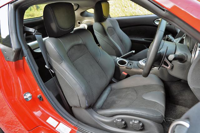 画像: バージョンSTには運転席ランバーサポート機能を備える本革/スエード調ファブリックのコンビシート(ヒーター内蔵)が標準装備。