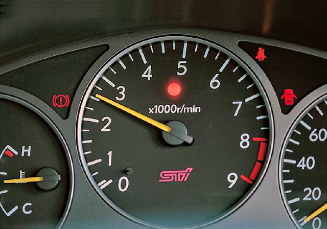 画像: タコメーター内には設定した回転数で点灯するREVインジケーターを設置。2000〜8000rpmの間で100rpm単位で設定できた。