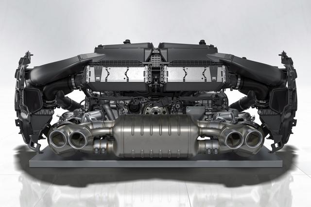 画像: パワーアップした水平対向6気筒ターボエンジン。インタークーラーがエンジンの真上にセットされた。