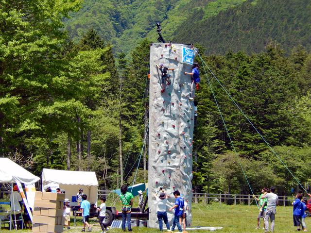 画像: 好奇心旺盛な子どもたちに大人気だったスポーツクライミング。