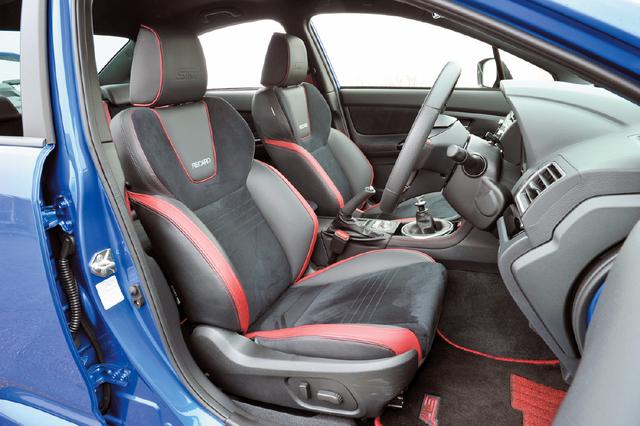 画像: 上質で滑らかな触感とスポーティな雰囲気が魅力の本革シート。運転席10ウエイ&助手席8ウエイのパワーシートとなる。
