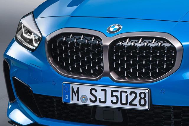 画像: 三次元メッシュデザインとなった、M135i xDriveのキドニーグリル。