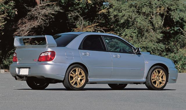 画像: リアコンビランプの形状もわずかに変更された。WRX系に専用装備の大型リアスポイラーは、スペックCの16インチ仕様ではオプションだった。