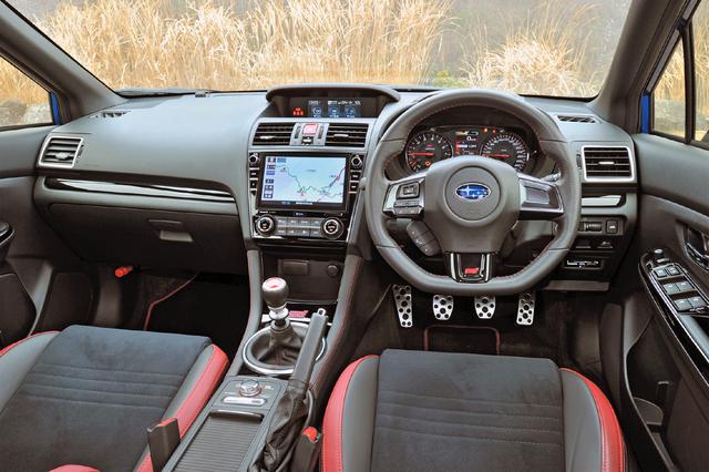 画像: 赤い刺し色が映えるインパネ。タコメーターのレッドゾーンは8000rpmから、スピードメーターは290km/hスケール。