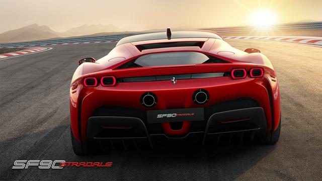 画像: 0~100km/h加速2.5秒、最高速340km/hのパフォーマンスを実現。リチウムイオンバッテリーの容量は7.9kWh。「eDrive」モードでは最大25kmのゼロエミッション走行が可能、EVモード時の最高速は135km/hとなっている。