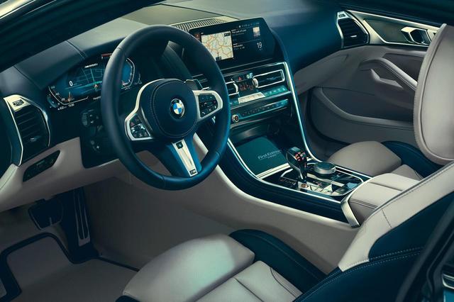 画像: BMW M850i xDrive First Editionの内装色は、アイボリーとナイトブルーが組み合わされる。