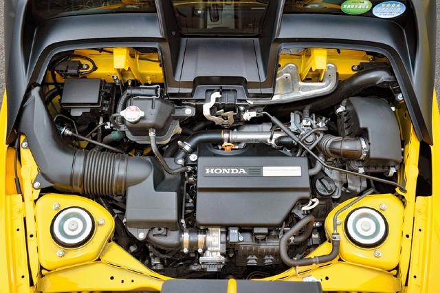 画像: S07Aユニットは専用のターボを装着し、最高出力の64psは余裕で発生する感じ。エンジンルームの見栄えにも気を遣った。