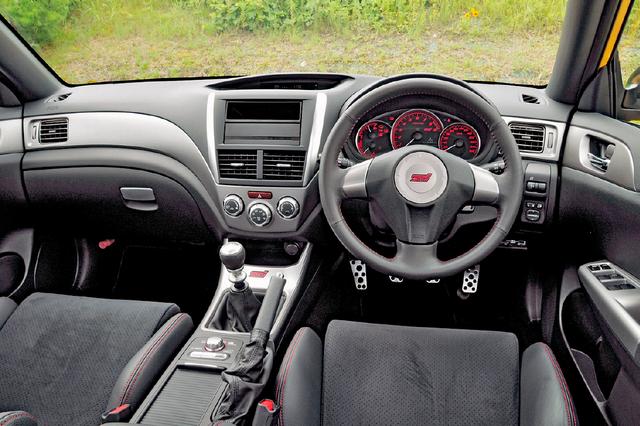 画像: インパネデザインはノーマルのインプレッサと共通だが、STIロゴが入ったステアリングや260km/hスケールの速度計などを装備。