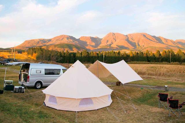 画像: オートキャンプのイメージ。道具を積むため、ラゲッジスペースの大きなクルマが必要になることも。