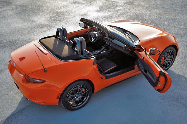 画像: 1989年のシカゴショーでMX-5ミアータが発表。それから30年を記念して発表された限定モデル。新色のレーシングオレンジは朝焼けの色を表現。