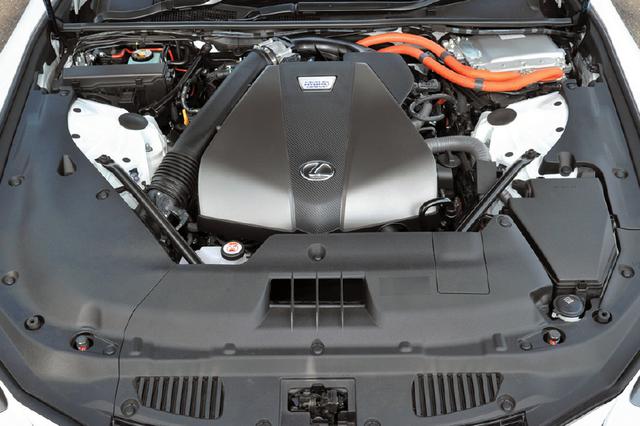 画像: 写真の3.5L V6マルチハイブリッドのほか、レクサスのスポーツモデルで実績のある5LのV8自然吸気エンジンも設定。