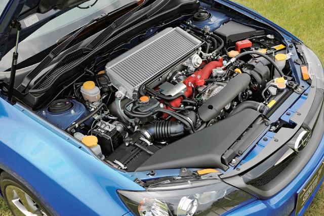 画像: セダンのWRX STIのエンジンは5HBと共通。2Lツインスクロールターボエンジンは308ps/422Nmを発生する。