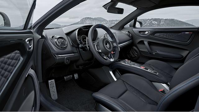 画像: ブラックレザーのサベルト製スポーツシートを装備。
