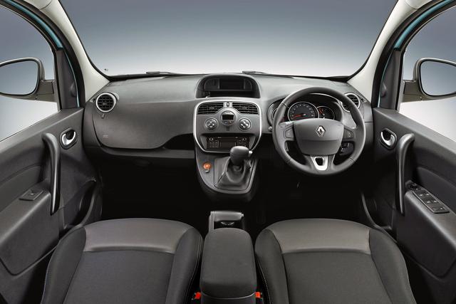 画像: インテリアは基本的にベース車と変わらない。
