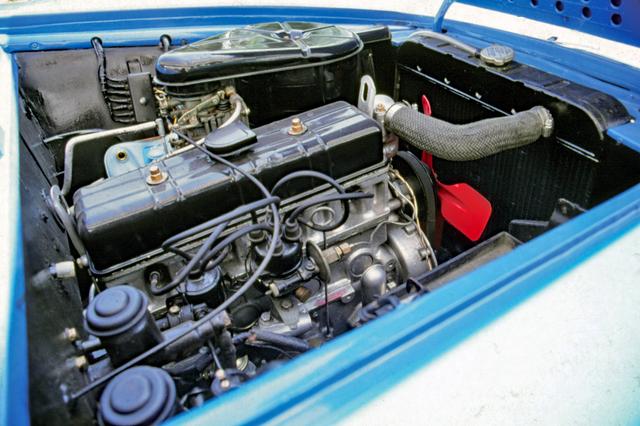 画像: 直4OHV・GB4型1900ccはスカイライン1900より3ps高い94psを発揮。これはグロリア用のパワーアップ版エンジンを積んでいたためである。