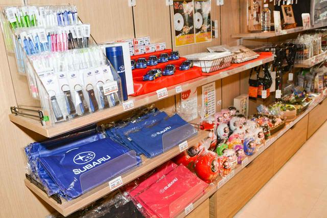 画像: 太田強戸PAはスバルの工場のある太田市の北にある。ペンやキーホルダーなどのスバルのオフィシャルグッズも販売されている。