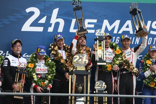 画像: ル・マン24時間したのは8号車トヨタTS050ハイブリッド(左4人目からフェルナンド・アロンソ、セバスチャン・ブエミ、中嶋一貴)だった。