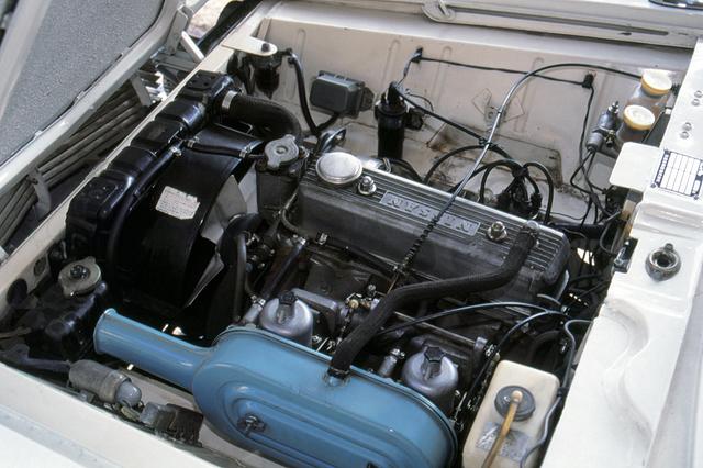 画像: エンジンは、もとはセドリック用のOHV 直4・1.9L・R型。これをショートストローク&ハイコンプレッション化した1595cc。キャブレーションはSUツインにより出力は90ps。この出力はベレットGT(デビュー時は88ps、後のMCで90ps)と対等。