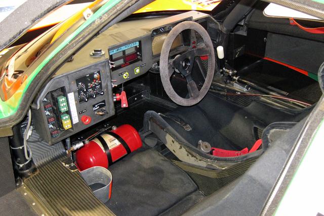 画像: ハンドル位置は右だがシフトも右。メーターはデジタル。助手席側のスイッチ類は運転中には操作しないものだろう。