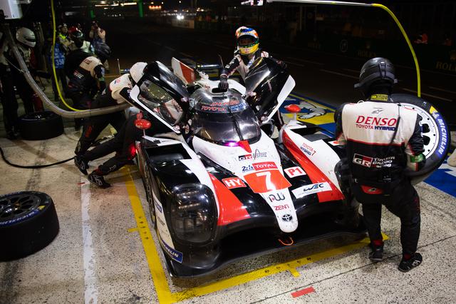 画像: 7号車トヨタTS050ハイブリッドにとって、残り1時間でのタイヤトラブルが痛かった。2度目のピットインの詳細はまだ明らかになっていない。
