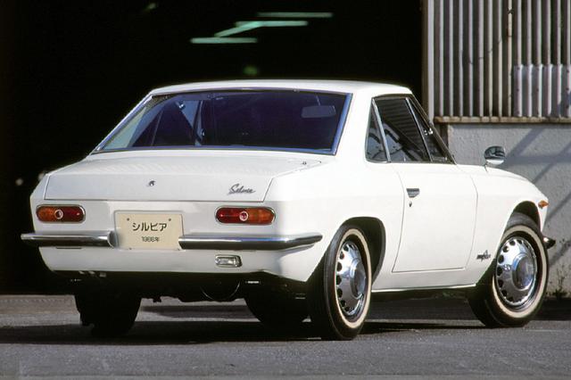 画像: シンプルさが潔いリアビュー。気品が漂うたたずまい。日産の若手デザイナーとA.ゲルツ氏の共同作品といわれるボディは、どことなく和風、日本の様式美を感じさせる。