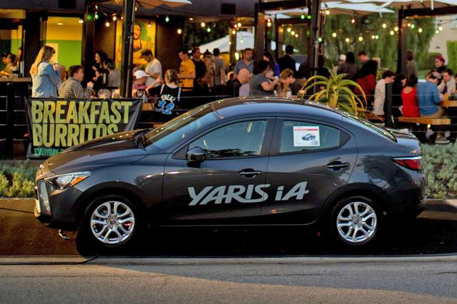 画像: リアに小さなノッチを備えた4ドアセダン。日本ではデミオのセダンは教習車のみ販売されている。