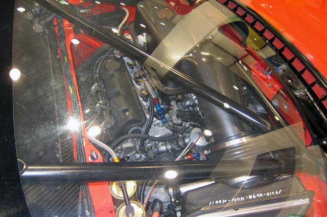 画像: ポリカーボネート製のリアウインドー越しに横置きされたV6エンジンが見える。