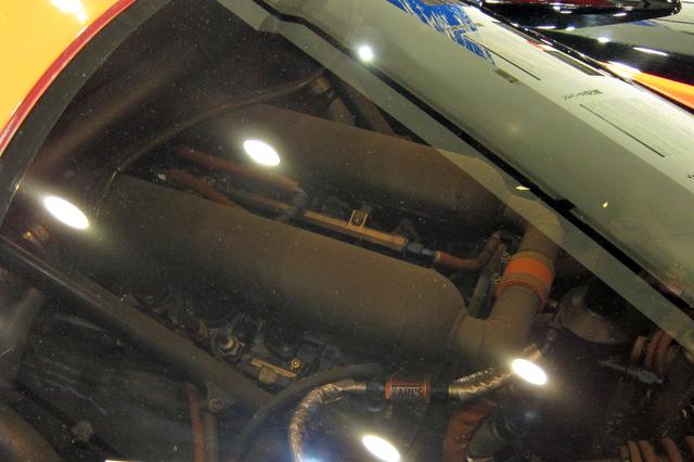 画像: リアウインドー越しにわずかに見える3.5LのV8ツインターボエンジン。