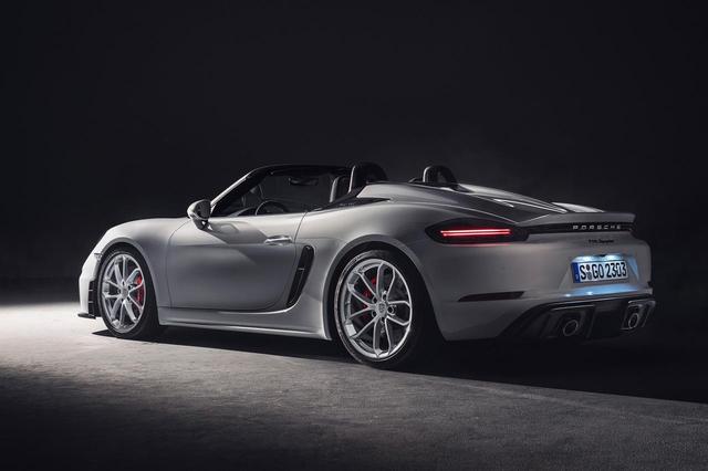 画像: ポルシェ 718スパイダーは軽量化のため手動式のルーフトップを採用する。