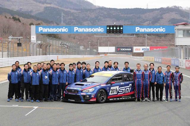 画像: 第47回 ニュルブルクリンク24時間レースに挑むチーム。日本人ドライバー、山内選手と井口選手も搭乗する。