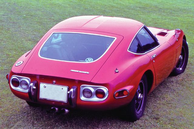 画像: 美しいクルマは後ろから見てももスキがない。当時の保安基準によるフェンダーミラーが、ちょっと残念。