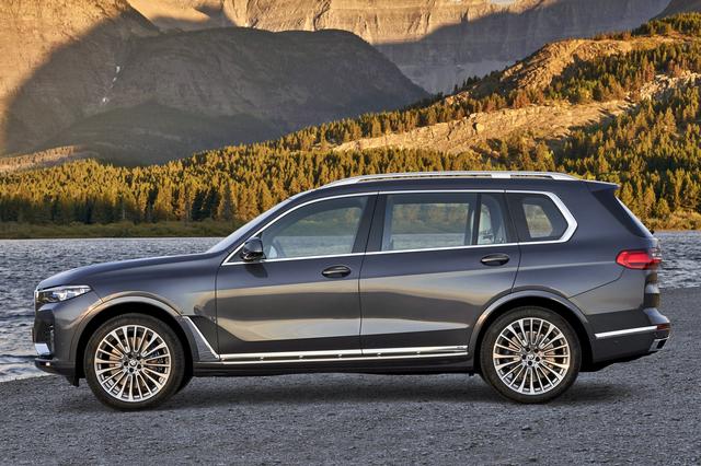 画像: 全長は5.1mオーバー、ホイールベースも3.1mという、BMW最大のモデルだ。