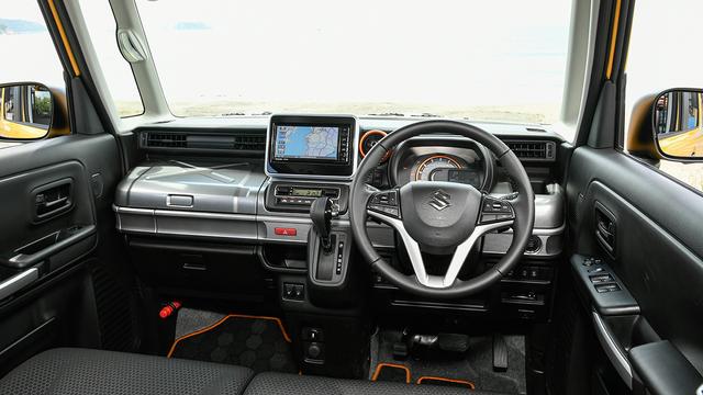 画像: 助手席前の上段にダッシュボックス、中段に引き出し式ドリンクホルダーと小物入れ、下段にさらに収納スペースを配置。