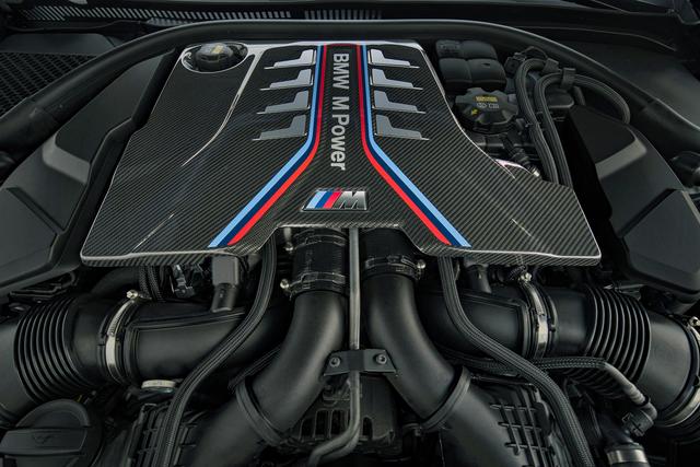 画像: 標準モデルのM8でも600psと750Nmを発生する4.4LのV8ツインターボ。