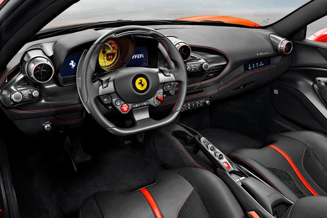 画像: インテリアのデザインも一新。助手席前に7インチのタッチスクリーンディスプレイも備わる。