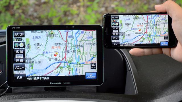 画像: 7インチ画面のゴリラ G1300V(左)と4.7インチのスマホ画面(右)を比較。(スマホの表示画面は合成です)