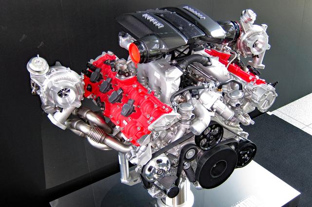 画像: 発表会場に展示されていたV8ツインターボエンジンの単体。