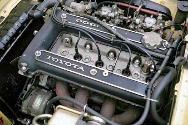 画像: 9R型の1.6L DOHCエンジン。ソレックスキャブを2連装し最高出力110ps。クランクは3ベアリングだった。